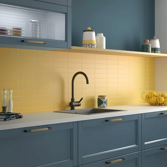 Carrelage Costa Nova Yellow Mat 5x20 cm - posé en cuisine
