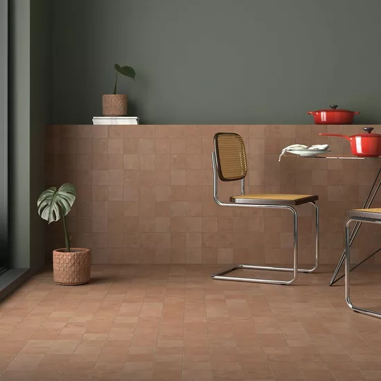 Carrelage Stage Terracotta 10x10 cm - posé dans un salon