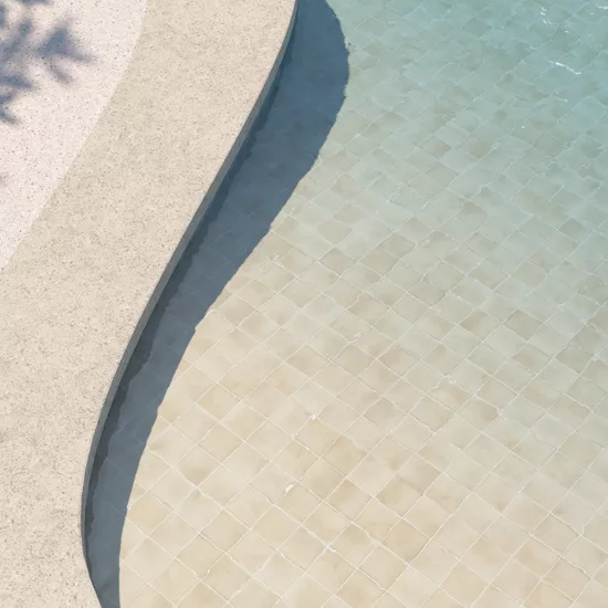 Carrelage Spa&Pools Canvas Mat 15x15 cm - posé dans un espace piscine