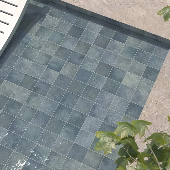 Carrelage Spa&Pools Indigo Mat 15x15 cm - posé dans un espace piscine