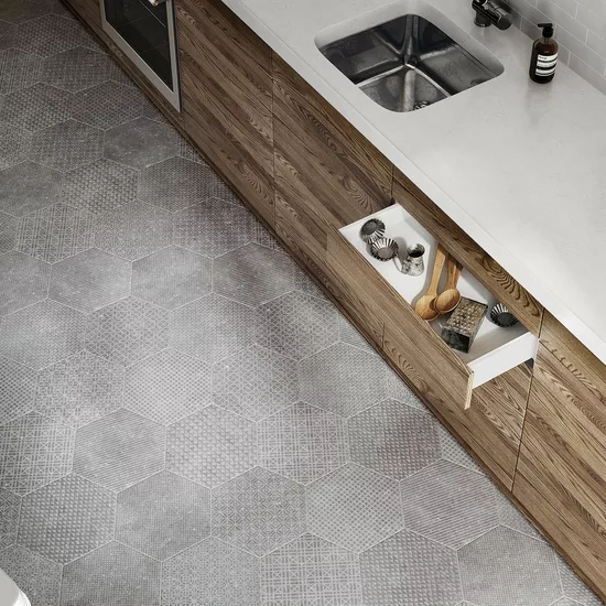 Carrelage Coralstone Hexagon Melange Grey 29,2x25,4 cm - posé en cuisine